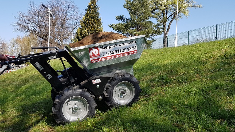 Muck Truck voll Beladen beim Befahren der Böschung